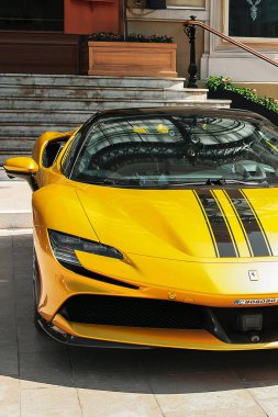 Monako - 9 Ağustos 2024: Lüks süper araba Ferrari SF90 Spider.