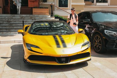 Monako - 9 Ağustos 2024: Lüks süper araba Ferrari SF90 Spider.