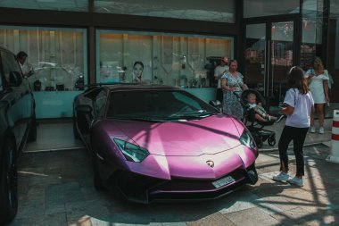Monako - 9 Ağustos 2024: Lüks mor süper araba Lamborghini Aventador LP750-4 SuperVeloce.