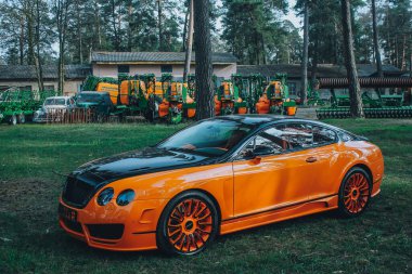 Kiev, Ukrayna - 9 Nisan 2014: Bentley Continental GT Race Mansory.