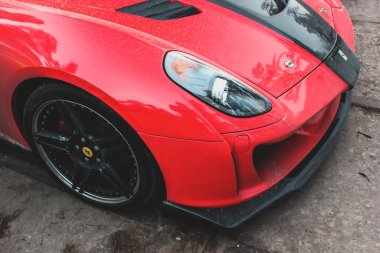 Kiev, Ukrayna - 9 Nisan 2014: Kırmızı Ferrari 599 GTB Fiorano Stallone Mansory supercar