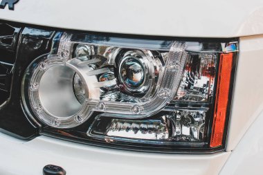 Kiev, Ukrayna - 9 Nisan 2014: Beyaz SUV Land Rover Discovery 4. Araba farları