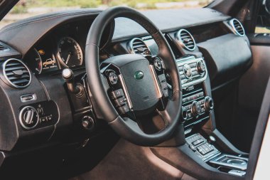 Kiev, Ukrayna - 9 Nisan 2014: Beyaz SUV Land Rover Discovery 4. Araç içi lüks. Arabanın iç ayrıntıları.