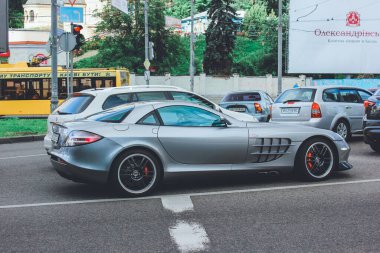 Kyiv, Ukrayna - 14 Haziran 2014: Mercedes-Benz SLR McLaren 722 versiyonu. Supercar yolda.