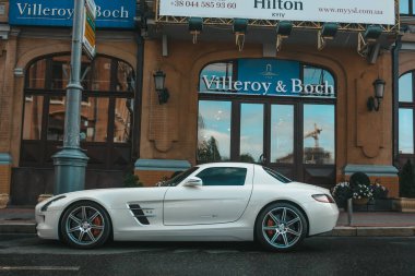 Kyiv, Ukrayna - 14 Haziran 2014: Beyaz süper araba Mercedes-Benz SLS AMG