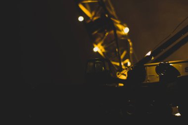 Karanlıkta ışık saçan büyük bir vinç