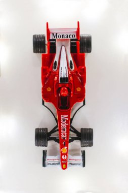 Kyiv, Ukrayna - 14 Kasım 2024: Kırmızı Formula 1 yarış arabası.