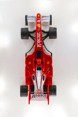 Kyiv, Ukrayna - 14 Kasım 2024: Kırmızı Formula 1 yarış arabası.