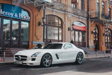 Kyiv, Ukrayna - 14 Haziran 2014: Beyaz süper araba Mercedes-Benz SLS AMG