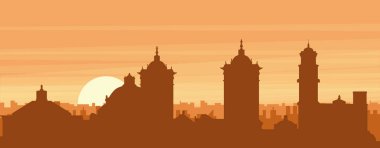 Puslu arka plan binaları, güneş doğuşu, bulutlar ve PUEBLA, MEXICO dağları ile kahverengi panoramik şehir silueti posteri