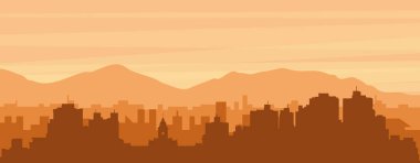 Şehrin sisli arka plan binaları, gündoğumu, bulutlar ve BELO HORIZONTE, BRAZIL dağları ile kahverengi panoramik poster