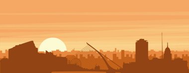 Şehir siluetinin kahverengi panoramik posteri sisli arka plan binaları, gün doğumu, bulutlar ve DUBLIN dağları, IRELAND