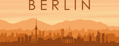 Şehir siluetinin kahverengi panoramik posteri sisli arka plan binaları, gün doğumu, bulutlar ve BERLIN dağları, ALMANY