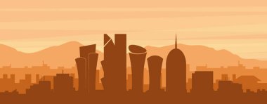 Şehrin sisli arka plan binaları, güneş doğuşu, bulutlar ve DOHA dağları ve Katar 'ın kahverengi panoramik posteri.