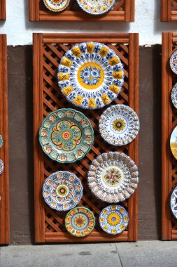 Cordoba, İspanya 'da seramik hediyelik eşya mıknatısları satılıyor..