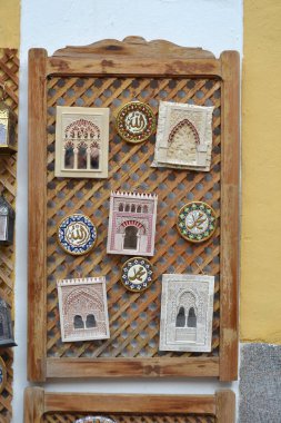 Cordoba, İspanya 'da seramik hediyelik eşya mıknatısları satılıyor..