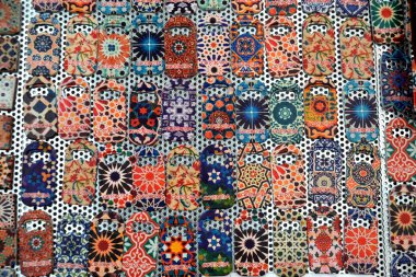 Cordoba, İspanya 'da seramik hediyelik eşya mıknatısları satılıyor..