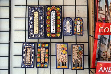 Cordoba, İspanya 'da seramik hediyelik eşya mıknatısları satılıyor..