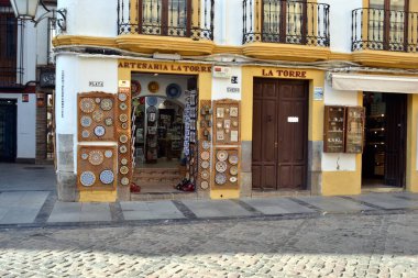 Cordoba, İspanya 'da seramik hediyelik eşya mıknatısları satılıyor..