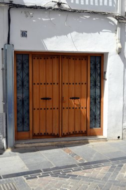 Cordoba İspanya 'sının tarihindeki ahşap kapılı güzel dış görünüş.