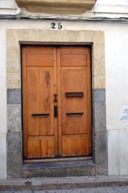 Cordoba İspanya 'sının tarihindeki ahşap kapılı güzel dış görünüş.