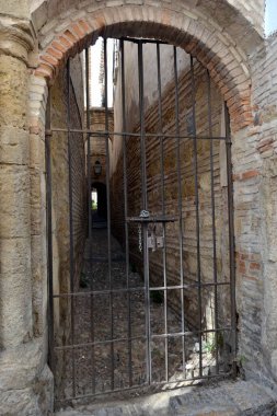 Cordoba İspanya 'sının tarihi dış cephesinin güzel kapısı.