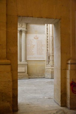 2020 'de Cordoba Camii' nin içindeki Arap kavisleri ve kolonları.