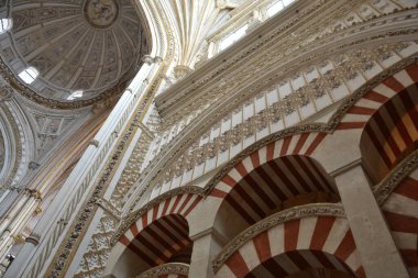 2020 'de Cordoba Camii' nin içindeki Arap kavisleri ve kolonları.