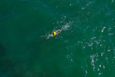 Açık denizlerdeki temerrüt yarışması birçok katılımcıyı yüzdürüyor