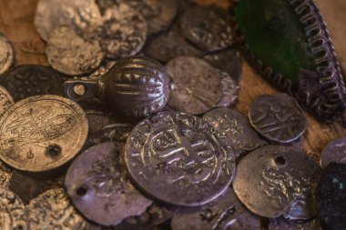 Ortaçağ gümüş sikkelerinin hazinesi