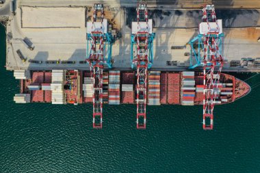 Büyük kapasiteli bir gemiye tahıl yüklüyorlar.