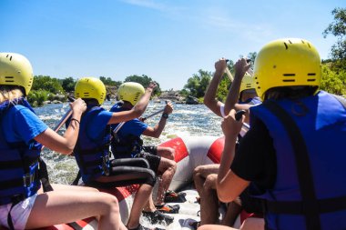 Rafting leka üzerinde yüzüyor.