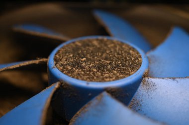 ev bilgisayarı örümcek ağları ve tozla kirlenmiş