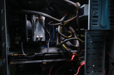 ev bilgisayarı örümcek ağları ve tozla kirlenmiş