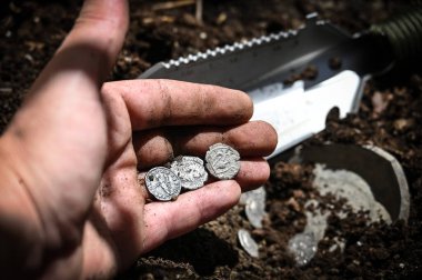 Dünya 'da bulunan antik madeni paralar