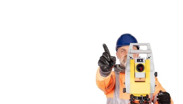 一个戴着帽子 头戴橙色反光羊毛的建筑工人在白色背景上举了一个标牌 上面有文字的空间 利用白色背景下的现代测量设备隔离的现场工程师 — 图库照片