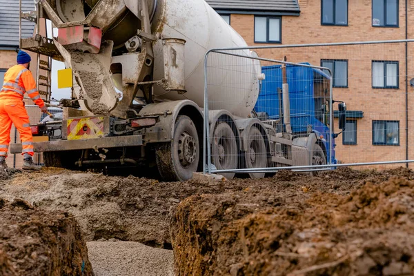 İnşaat alanına yarı kuru beton getirildi ve karıştırma kamyonundan boşaltıldı.