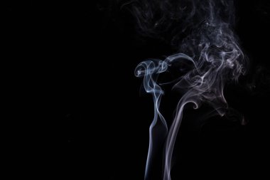 Tütsü sopa duman siyah arka plan ile