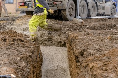 İnşaat alanına yarı kuru beton getirildi ve karıştırma kamyonundan boşaltıldı.