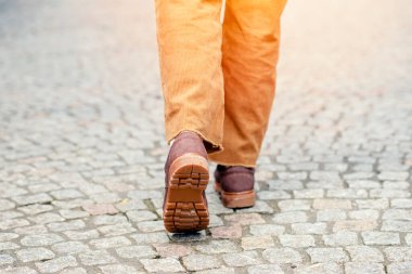 Hayat tarzı seyahat konseptinde kahverengi ayakkabılı bir kadının ayakları..