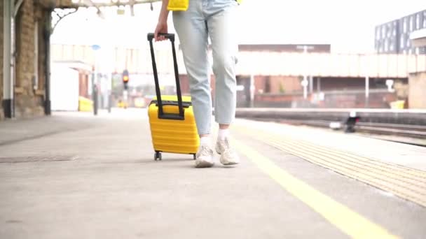 Путешественник Желтым Чемоданом Ждет Поезд Вокзале Платформе Концепция Путешествия — стоковое видео