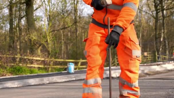 Bauarbeiter Schlagen Bei Straßenbauarbeiten Stahlstifte Mit Klumpenhammer Bauarbeiter Hämmert Bei — Stockvideo