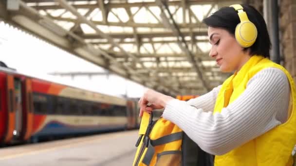 Mujer Joven Escuchando Música Través Auriculares Estación Tren Viaja Con — Vídeos de Stock
