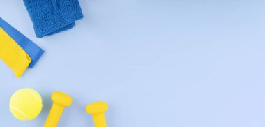 Neoprene Dambıllar, Fitness Bantları Elastik, Havlu, ve mavi arka planda tenis topu, üst manzara, düz yatış. Fitness ve sağlıklı yaşam, sağlık konsepti.