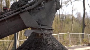 İnşaat alanına beton bırakılmış ve hacimli beton karıştırıcıdan boşaltılmış.