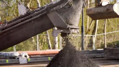 İnşaat alanına beton bırakılmış ve hacimli beton karıştırıcıdan boşaltılmış.