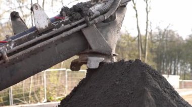 İnşaat alanına beton bırakılmış ve hacimli beton karıştırıcıdan boşaltılmış.