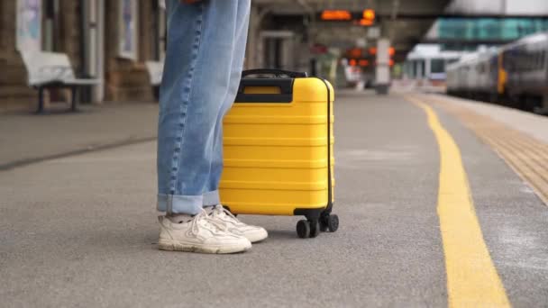 Viajero Con Una Maleta Amarilla Esperando Tren Estación Tren Andén — Vídeo de stock