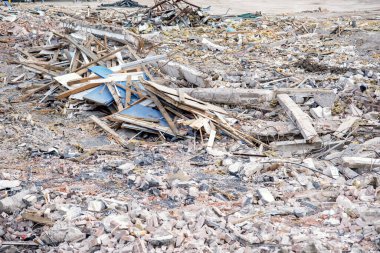 Binanın yıkımı. Kazıcı eski evi yıkıyor. Yeni evler inşa etmek için yer açıyorum.