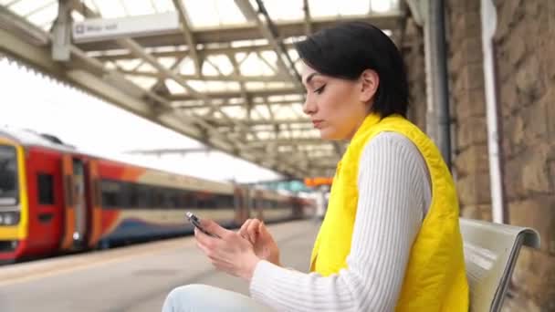 Νεαρή Γυναίκα Που Κατέχει Διαβατήριο Και Εισιτήρια Και Περιμένει Τρένο — Αρχείο Βίντεο